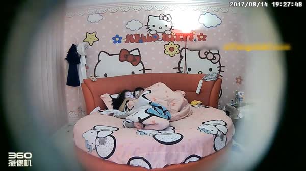 hello kitty主题房偷拍漂亮可爱的大学美女和男友啪啪时操的可能有点痛了,准备操第2次时赶紧跑下床说：我就躺地上不给你操了!